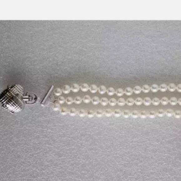 Burberry Women's White Pearl Bracelet Heart Watch Locket - Picture 1 of 3